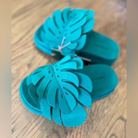 Farm Rio Monstera Leaf Slide Sandals in Green - Picture 5 of 11